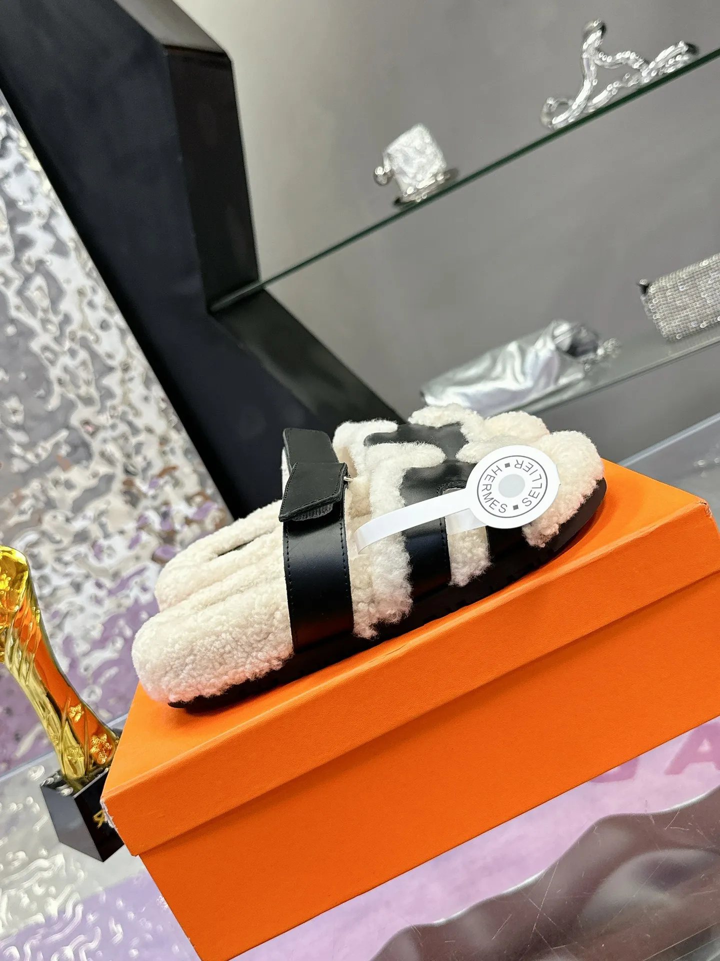 Factory price: 500💰 HERMES💗Ai Ma’s classic hot style second uncle🐑wool mop🆕 is coming. A must-have item for autumn and winter ✅ Versatile and fashionable at home and out on the street 🍀The colors are extremely colorful! Walking Tuscany! T men's shoes 💰R non-slip outsole super light ️ super comfortable on the feet without any binding feeling I can't stop drinking coffee ☕ my second uncle's slippers I can't take off Size number: 35-40 (41 made to order, non-refundable)